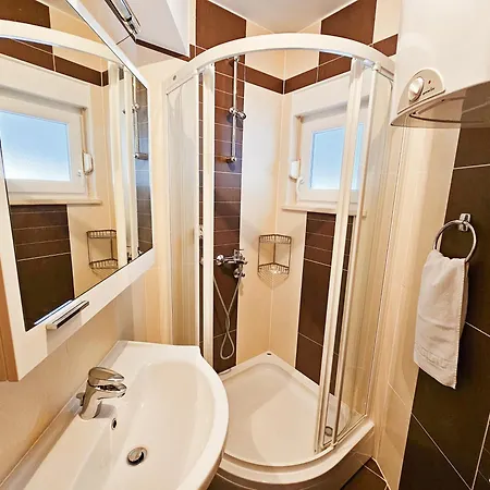 Mirna, 2-bedroom Apartment, Overlooking The Apartman Makarska